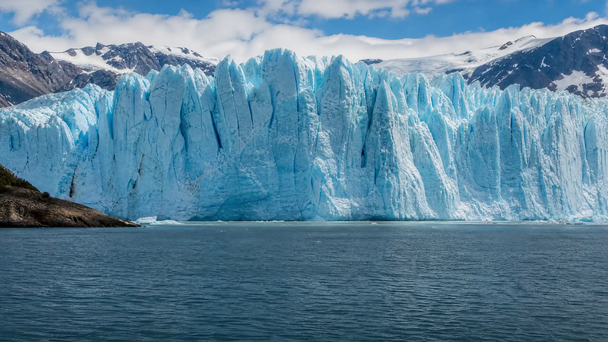 Atteignez le plus haut glacier du parc national Los Glaciares. Admirez depuis un bateau les parois de glace bleue de 135 mètres de haut et parcourez les sentiers de la base Spegazzini.