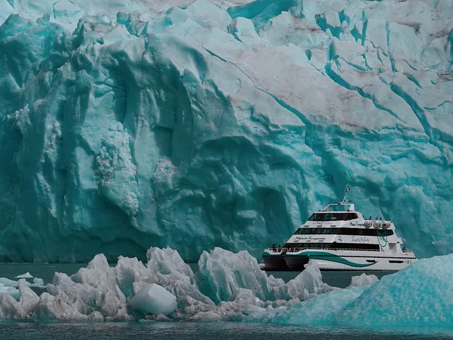 Un bateau d'excursion navigue près de l'impressionnante paroi du glacier Spegazzini.