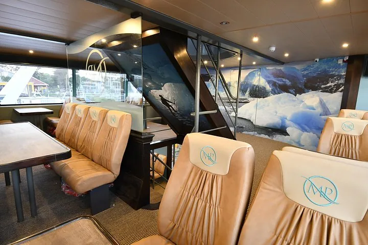 L'espace intérieur confortable d'un bateau d'excursion au glacier.